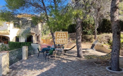 Beautiful Mediterranean villa with guest house and panoramic views.